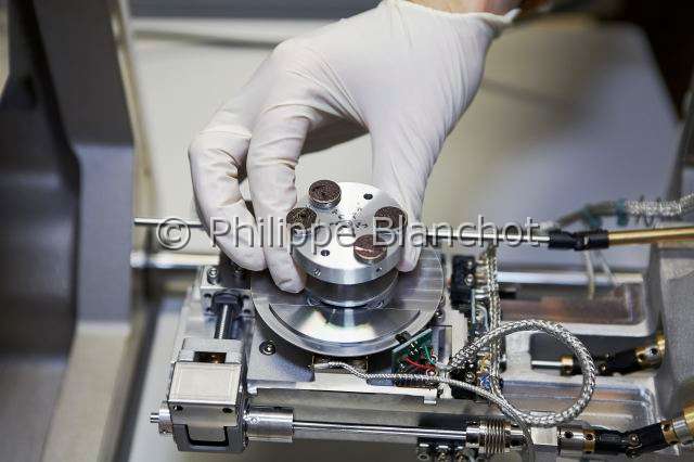 Collection-araignees_8354.JPG - France, Paris (75), Muséum national d'Histoire naturelle, Introduction des échantillons métallisés d'une araignée dans la chambre du microscope électronique à balayage (MEB), SEM chamber (Scanning Electron Microscopy)